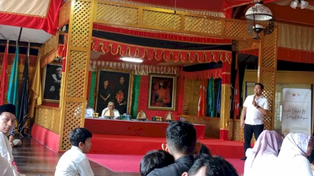 Kepala Dinas Pariwisata dan Kebudayaan Kabupaten Gowa, Ary Mahdin Asfari saat membuka Dialog Kebudayaan bertajuk "Spirit Patriotisme Lintas Zaman Hidupkan Kembali Syekh Yusuf", di Museum Balla Lompoa, Rabu, (25/03/2026). (Dok. Chaerani/Republiknews.co.id) 