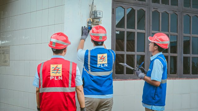 Petugas PLN sedang memeriksa kWh meter pelanggan di Kota Parepare, Sulawesi Selatan. (Foto: Istimewa)