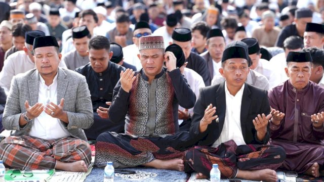 Pelaksanaan salat Idulfitri 1447 Hijriah/2026 Masehi di Stadion Ganggawa, Kelurahan Lakessi, Kecamatan Maritengngae, Kabupaten Sidrap, berlangsung khidmat dan penuh haru, Sabtu (21/3/2026). (Foto: Humas Pemkab Sidrap)