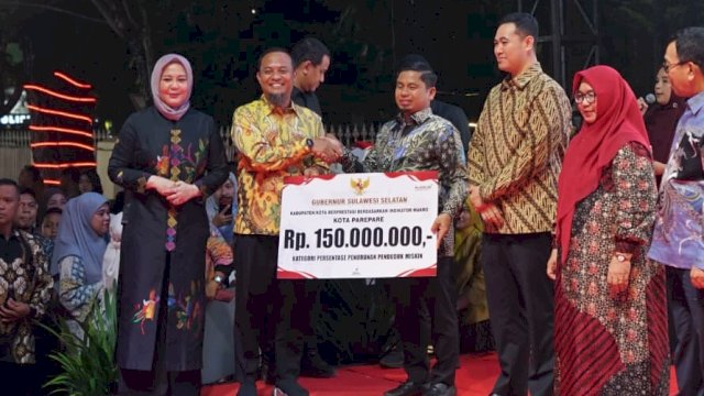 Ket: Wali Kota Parepare, Tasming Hamid saat menerima Apresiasi dari Gubernur Sulsel, Andi Sudirman Sulaiman 
