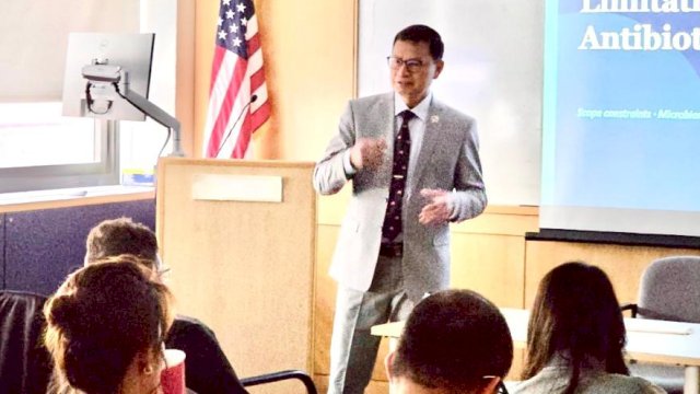 Kepala BPOM RI, Taruna Ikrar saat menjadi pembicara dalam forum akademik global di Harvard Medical School, 20 Staniford Street, Boston MA pada 30-31 Maret 2026. (Foto: Istimewa)