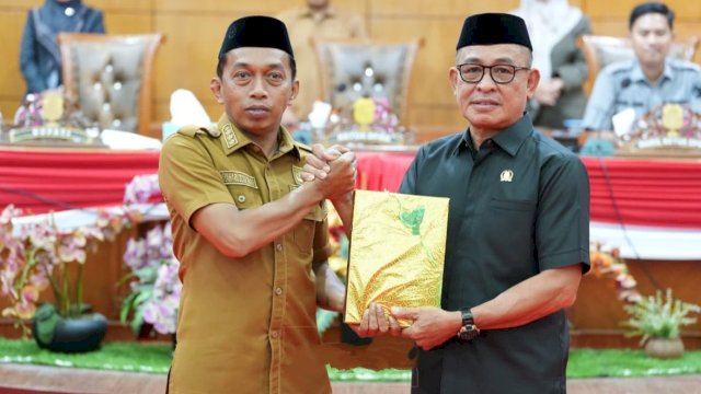 Bupati Sidrap, Syaharuddin Alrif menyampaikan Laporan Keterangan Pertanggungjawaban (LKPJ) Tahun Anggaran 2025 dalam rapat paripurna di Gedung DPRD Sidrap, Selasa (31/3/2026). (Foto: Humas Pemkab Sidrap)