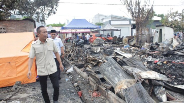 Wakil ketua DPRD Bulukumba, Syahruni Haris saat meninjau lokasi kebakaran di Kelurahan Terang-Terang, Kecamatan Ujung Bulu, Kabupaten Bulukumba. [IST]