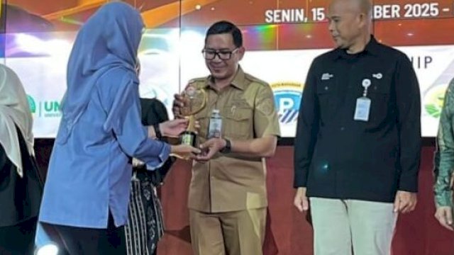Ket: LPPL Radio Suara Bandar Madani atas Raihan Berita Terbaik KPID Awards Sulsel