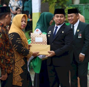 Tasming Hamid Serahkan Penghargaan ASN Berprestasi di Peringatan HAB ke-80 Kemenag Parepare