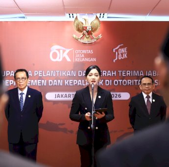 Friderica Widyasari Lantik Enam Pejabat OJK