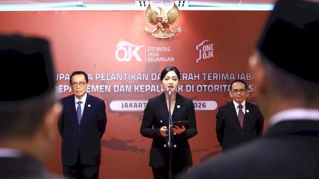 Pejabat Sementara Ketua Dewan Komisioner OJK, Friderica Widyasari Dewi saat melantik dan mengambil sumpah enam pejabat yang terdiri dari kepala departemen serta kepala OJK Daerah. (Dok. Otoritas Jasa Keuangan) 