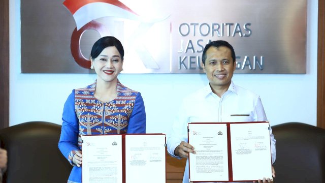 Pejabat Sementara Ketua Dewan Komisioner, OJK Friderica Widyasari Dewi (kiri) dan Kepala Badan Reserse Kriminal Kepolisian Negara Republik Indonesia, Komisaris Jenderal Polisi Syahardiantono saat melakukan penandatanganan kerjasama, di Jakarta. (Dok. Otoritas Jasa Keuangan) 