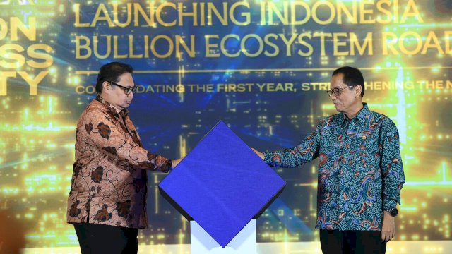 Kepala Eksekutif Pengawas Perbankan OJK Dian Ediana Rae, dan Menteri Koordinator Bidang Perekonomian, Airlangga Hartarto di sela-sela Peluncuran Roadmap Pengembangan dan Penguatan Kegiatan Usaha dan Ekosistem Bulion 2026&ndash;2031, di Jakarta, kemarin. (Dok. Otoritas Jasa Keuangan)