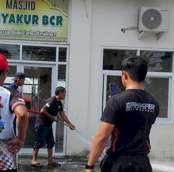 Gotong Royong Damkar dan Warga Bersihkan Masjid Assyakur BCR, Bukti Kepedulian Pemkot Parepare