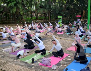 Peringati Hari Kartini, Ratusan Perempuan Ikut Nature Yoga di Bugis Waterpark