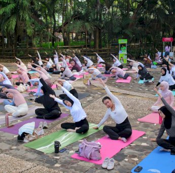 Peringati Hari Kartini, Ratusan Perempuan Ikut Nature Yoga di Bugis Waterpark
