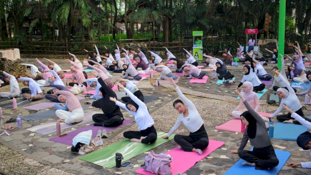 Ratusan visitor perempuan antusias mengikuti Nature Yoga yang digelar Bugis Waterpark Adventure, di Kawasan Bukit Baruga pada Minggu, 26 April 2026 kemarin. (Dok. Bugis Waterpark)