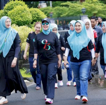Bupati Barru Hadiri Jalan Sehat Reuni Alumni 1993 di Makassar, Ajak Perkuat Silaturahmi dan Kolaborasi Sosial