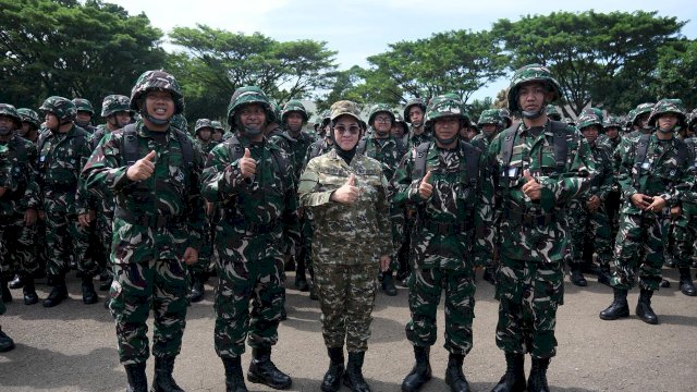 Bupati Gowa, Sitti Husniah Talenrang bersama sejumlah ASN Pemkab Gowa saat mengikuti Latsarmil Komcad ASN Tahun 2026, di Lapangan Upacara Rindam XIV Hasanuddin, kemarin. (Dok. Humas Gowa) 