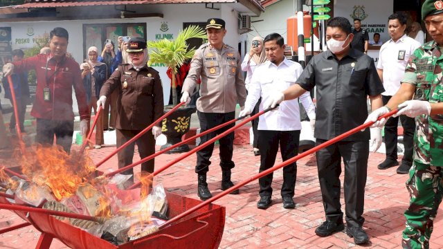 Ket: Wali Kota Parepare, Tasming Hamid menghadiri kegiatan pemusnahan barang rampasan tahun 2026 di Kantor Kejaksaan Negeri Parepare