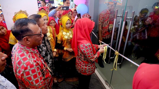 Bupati Gowa, Sitti Husniah Talenrang saat meninjau sekaligus meresmikan gedung baru Puskesmas Bajeng, kemarin. (Dok. Humas Gowa) 