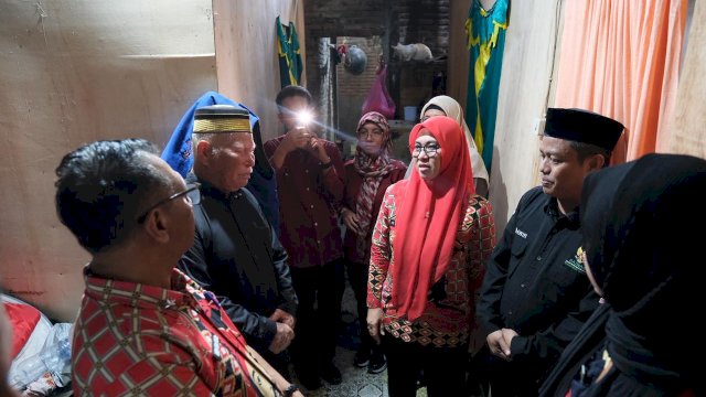 Bupati Gowa, Sitti Husniah Talenrang saat melakukan kunjungan ke penerima bantuan yakni Syarifuddin, di Desa Maccinibaji, Kecamatan Bajeng, Kamis, (02/04/2026). (Dok. Humas Gowa) 
