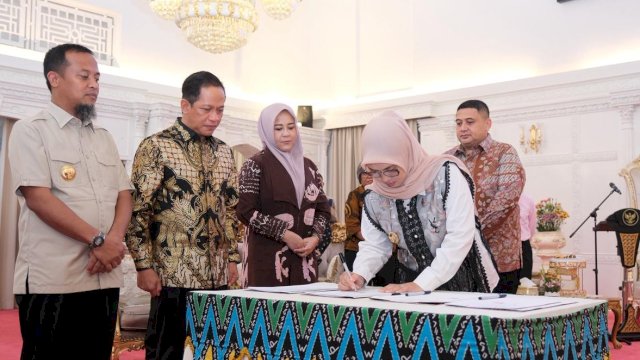Bupati Gowa, Sitti Husniah Talenrang saat menandatangani PKS PSEL berbasis teknologi ramah lingkungan, di Rumah Jabatan Gubernur Sulawesi Selatan, Sabtu, (04/04/2026). (Dok. Humas Gowa) 
