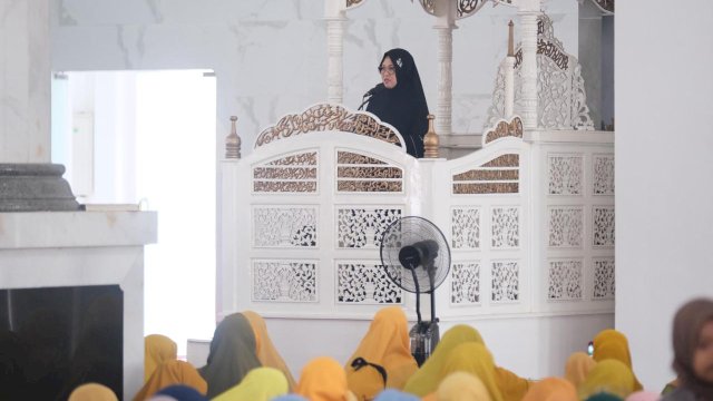 Bupati Gowa, Sitti Husniah Talenrang saat menghadiri Syawalan 1447 Hijriah Muhammadiyah Kabupaten Gowa, di Masjid Agung Syekh Yusuf Kabupaten Gowa, Minggu, (05/04/2026). (Dok. Humas Gowa) 