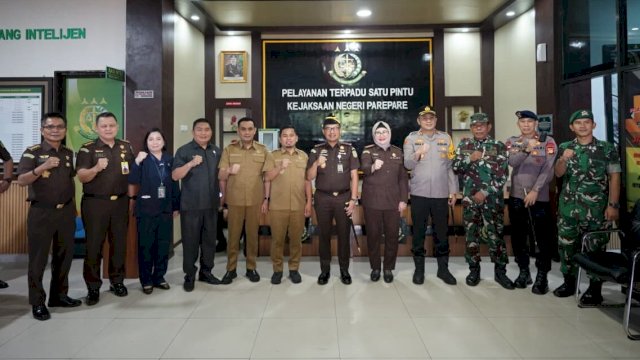 Ket: Tasming Hamid dan Hermanto Sambut Kunjungan Kerja Kajati Sulsel di Parepare