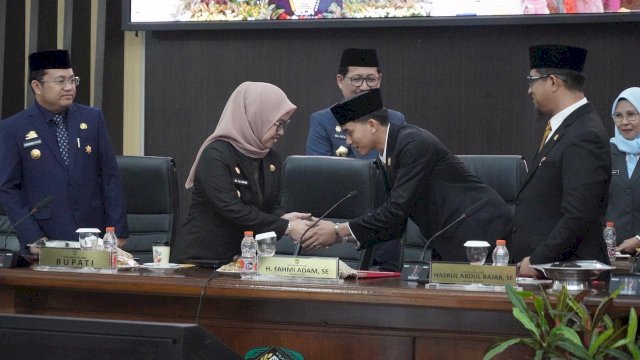 Bupati Gowa, Sitti Husniah Talenrang berjabat tangan dengan Ketua DPRD Gowa Fahmi Adam di sela-sela Rapat Paripurna DPRD Kabupaten Gowa dalam rangka Pengambilan Sumpah/Janji Ketua DPRD Gowa Sisa Masa Jabatan 2024&ndash;2029, di Ruang Rapat Kantor DPRD Kabupaten Gowa, Senin, (06/04/2026). (Dok. Humas Gowa)