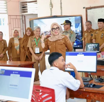 Bupati Barru Pantau Ujian Sekolah, Tekankan Peran Doa Orang Tua