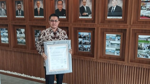 Kepala Dinas Kependudukan dan Pencatatan Sipil Kabupaten Gowa, Edy Sucipto usai menerima sertifikasi ISO/IEC 27001:2013 tentang Information Security Management System (ISMS). (Dok. Humas Gowa)