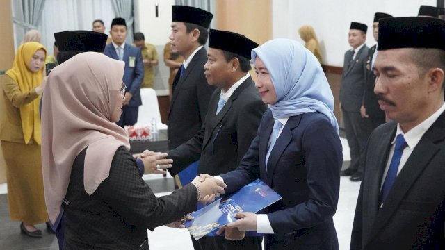 Bupati Gowa, Sitti Husniah Talenrang saat melantik enam pejabat eselon II Pemerintah Kabupaten Gowa, di Baruga Karaeng Galesong, Kantor Bupati Gowa, Senin, (06/04/2026). (Dok. Humas Gowa) 