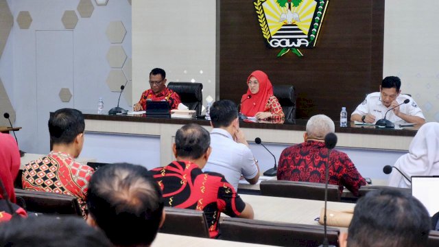 Bupati Gowa, Sitti Husniah Talenrang saat memberikan pemaparan pada Pembinaan Pengendalian Alih Fungsi Lahan Sawah dalam rangka percepatan penyelesaian Revisi RTRW Kabupaten Gowa, di Baruga Karaeng Pattingalloang, Kantor Bupati Gowa, kemarin. (Dok. Humas Gowa)