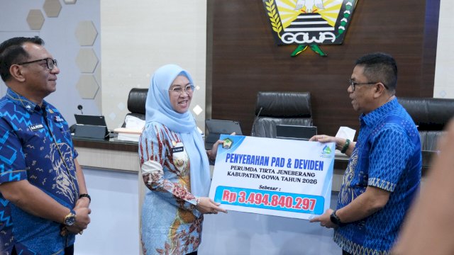 Bupati Gowa, Sitti Husniah Talenrang saat menerima setoran PAD secara simbolik dari Direktur Utama Perumda AM Tirta Jeneberang, Hasanuddin Kamal, di Baruga Karaeng Pattingalloang, Kantor Bupati Gowa, Jumat (10/04/2026). (Dok. Humas Gowa) 