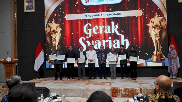 Kepala OJK Sulselbar, Moch Muchlasin (keempat kanan) saat berfoto bersama para pemenang Lomba GERAK Syariah 2026, di sela-sela Halal Bihalal OJK Sulselbar bersama mitra, di Kantor OJK Sulselbar, kemarin. (Dok. Otoritas Jasa Keuangan) 