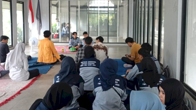 Puluhan HMK Statistik FMIPA UNM saat melaksanakan Statistic Club, di Gedung Kaca, Istana Tamalate Balla Lompoa, Sabtu, (11/04/2026). (Dok. Chaerani/Republiknews.co.id) 