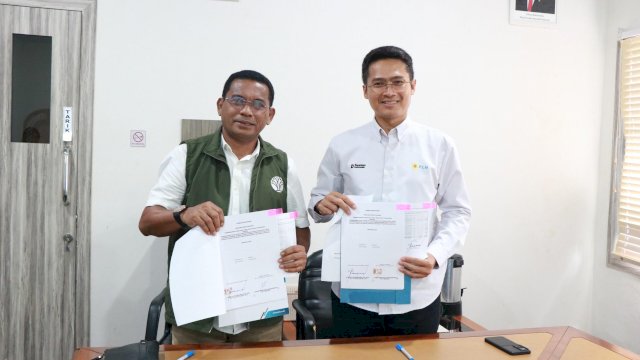 PLN UIP Sulawesi bersama BKSDA Sulut saat melakukan penandatanganan komitmen pelestarian lingkungan dan pelindungan ekosistem di Cagar Alam Panua yang menjadi lintasan jalur SUTT 150 kV Marisa&ndash;Moutong. (Dok. Humas PLN UIP Sulawesi) 