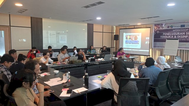 Puluhan jurnalis dari berbagai daerah di Sulawesi saat mengikuti Workshop Sumber Terbuka dan Disinformasi selama dua hari sejak 11 hingga 12 April 2026, di Hotel Vasaka Makassar. (Dok. Istimewa) 