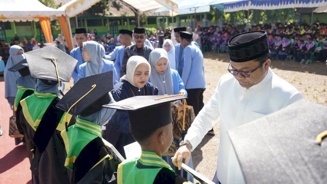 Wabup Gowa yang juga Ketua Dewan Pembina BKPRMI Kabupaten Gowa, Darmawangsyah Muin saat menghadiri Wisuda Santri dan Santriwati DPK BKPRMI Bontonompo Selatan, di SMPN 1 Bonsel, Minggu, (12/04/2026). (Dok. Humas Gowa) 