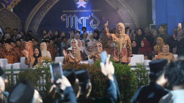 Bupati Gowa, Sitti Husniah Talenrang saat hadir memberikan semangat kepada Kafilah Gowa yang akan mengikuti MTQ Ke-34 Tingkat Sulsel, pada Pembukaan MTQ di Lapangan Pallantikang, Kabupaten Maros, kemarin. (Dok. Humas Gowa) 