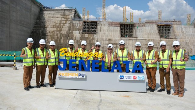 Bupati Gowa, Sitti Husniah Talenrang bersama pimpinan SKPD Pemerintah Kabupaten Gowa saat meninjau lokasi pembangunan Bendungan Jenelata, kemarin. (Dok. Humas Gowa) 