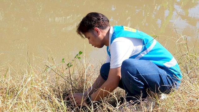Salah satu petugas PLN UIP Sulawesi saat melakukan penanaman pohon di wilayah Kelurahan Katimbang, Kecamatan Biringkanaya, Jumat, (10/04/2026). (Dok. Humas PLN UIP Sulawesi)
