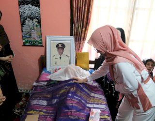 Melayat ke Rumah Duka Mantan Camat Bontonompo, Bupati Gowa: Dia Sosok Berjasa Bagi Daerah
