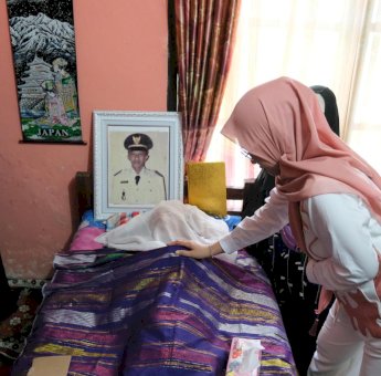 Melayat ke Rumah Duka Mantan Camat Bontonompo, Bupati Gowa: Dia Sosok Berjasa Bagi Daerah