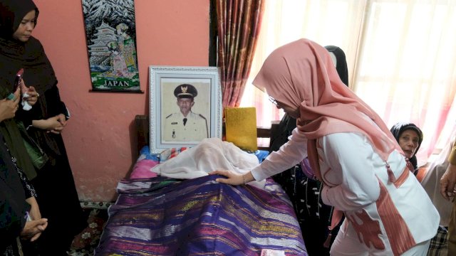 Bupati Gowa, Sitti Husniah Talenrang saat melayat ke rumah duka mantan Camat Bontonompo 2006-2008, Almarhum Mappataja Situju, di Kelurahan Tamallayang, Kecamatan Bontonompo, Selasa, (14/04/2026). (Dok. Humas Gowa) 