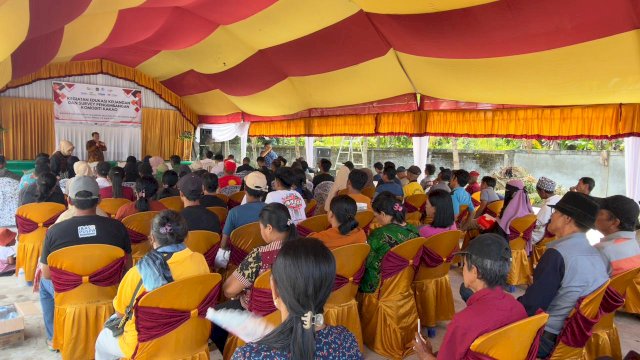 OJK Sulselbar bersama IJK dan PT Comextra Majora menggelar "Edukasi Keuangan dan Survei Kebutuhan Pengembangan Komoditas Kakao" bagi ratusan petani kakao, di Kecamatan Wotu, Luwu Timur, kemarin. (Dok. OJK Sulselbar) 