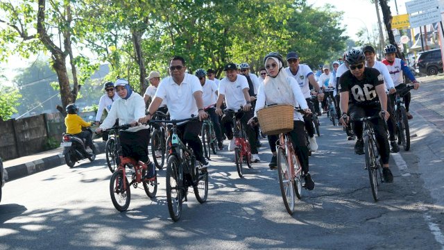 Bupati Gowa, Sitti Husniah Talenrang bersama sejumlah pimpinan Pemerintah Kabupaten Gowa saat bersepeda menuju kantor, Rabu, (15/04/2026). (Dok. Humas Gowa)