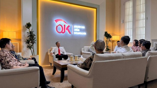 Kepala OJK Provinsi Jawa Tengah, Hidayat Prabowo saat melakukan pertemuan dengan dalam rangka penggabungan PT BPR Artha Mlatiindah ke dalam PT BPR Artha Mertoyudan, di Kantor OJK Jawa Tengah. (Dok. Otoritas Jasa Keuangan) 