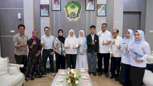 Bupati Gowa, Sitti Husniah Talenrang didampingi Kepala Dinas Pendidikan Kabupaten Gowa, Taufiq Mursad saat menerima tiga pelajar penerima beasiswa kerja sama Pemerintah Kabupaten Gowa dan Yayasan Putera Sampoerna, di Ruang Kerja Bupati Gowa, Kantor Bupati Gowa, kemarin. (Dok. Humas Gowa) 