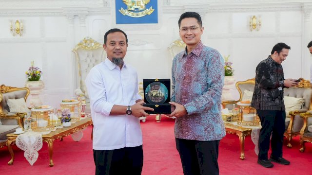 General Manager PLN UIP Sulawesi, I Gusti Made Aditya San Adinatha bersama Gubernur Sulawesi Selatan, Andi Sudirman Sulaiman usai melakukan pertemuan di Rumah Jabatan Gubernur Sulsel, kemarin. (Dok. Humas PLN UIP Sulawesi)