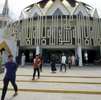 Tasming Hamid Pantau Rehabilitasi Masjid Terapung BJ Habibie, Pastikan Pekerjaan Sesuai Target