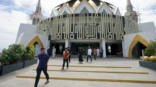 Ket: Wali Kota Parepare, Tasming Hamid pantau masjid terapung