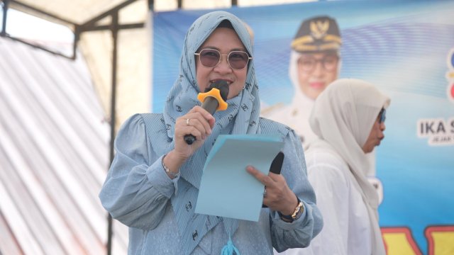 Bupati Gowa, Sitti Husniah Talenrang saat menghadiri Reuni Akbar SMA Negeri 3 Gowa di Lapangan SMA Negeri 3 Gowa, Kecamatan Bontonompo, kemarin. (Dok. Humas Gowa) 